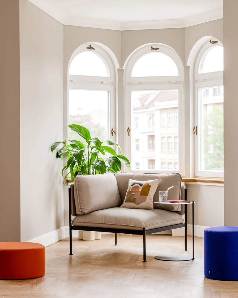 Fotel Toom może pełnić funkcję samodzielnego siedziska lub być częścią modułowej sofy. Specjalnie zakończenia delikatnych nóżek chronią podłogę przed uszkodzeniem.