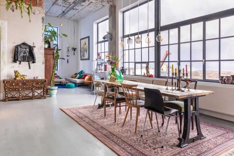 Klimatyczne mieszkanie z kolorowymi akcentami