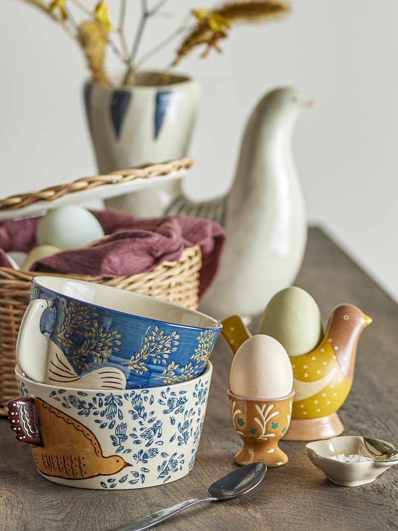 Zastawa z motywem ptaków to uniwersalna dekoracja, która może cieszyć oko przez cały rok, nie tylko w czasie Wielkanocy.