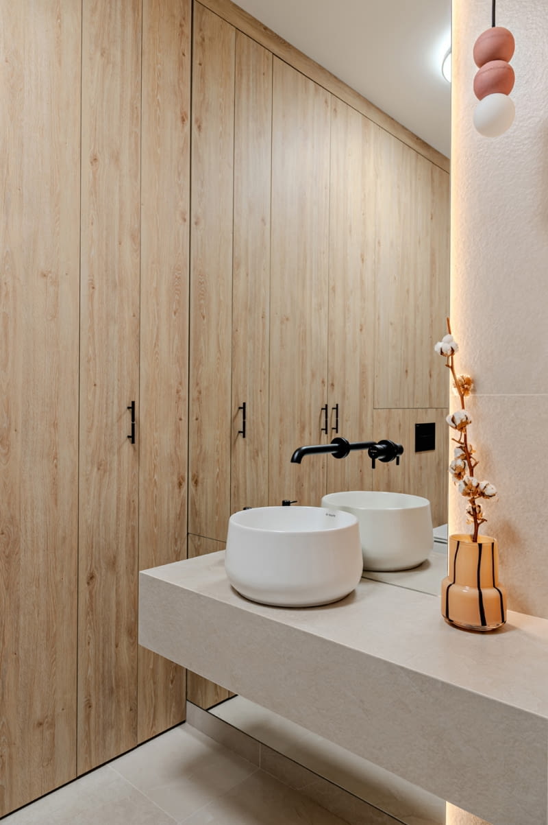 Nowoczesny minimalizm - mieszkanie na warszawskiej Woli