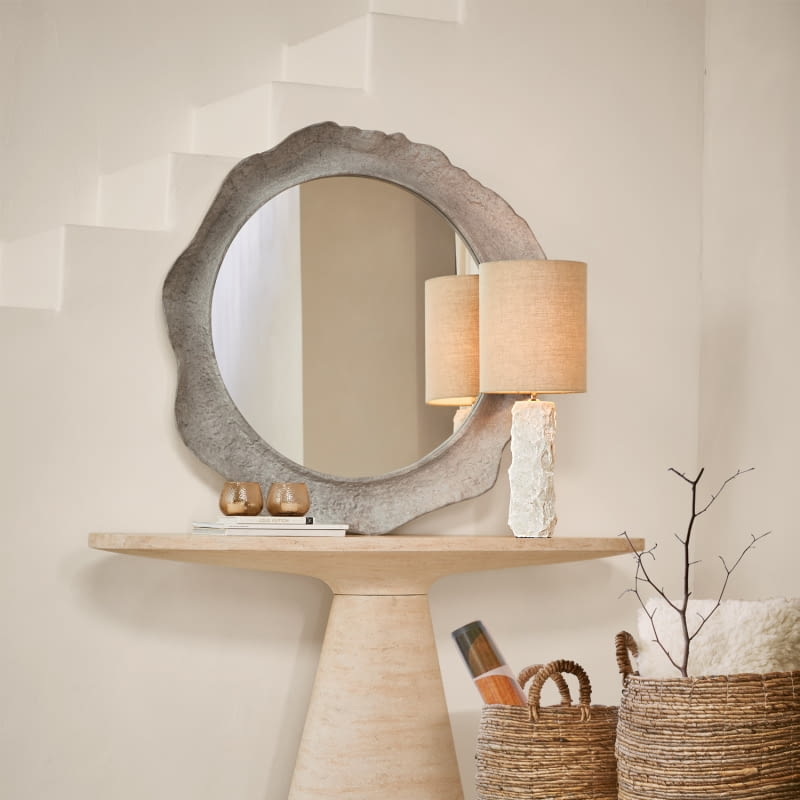 Lustro Orivelle, śred. 103 cm, aluminium o wyglądzie kamienia, 1369 zł, loberon.pl