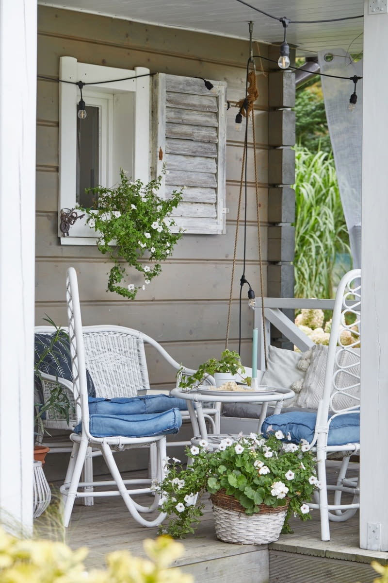 Drewniana, żaluzjowa okiennica przywodzi na myśl wakacje w Chorwacji, skąd Agnieszka przywiozła ten wysłużony, porzucony przez poprzedniego właściciela oryginalny eksponat.