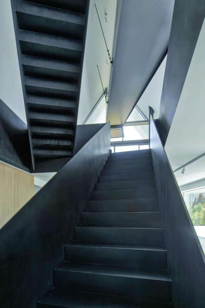 Architekt nie był pewien, czy tak ekspresyjne i masywne rozwiązanie, jak poprowadzona przez cztery kondygnacje klatka schodowa, zakończona kładką, uda się wpasować do tego domu jednorodzinnego. Obawy okazały się zupełnie bezpodstawne... Architekt nie był pewien, czy tak ekspresyjne i masywne rozwiązanie, jak poprowadzona przez cztery kondygnacje klatka schodowa, zakończona kładką, uda się wpasować do tego domu jednorodzinnego. Obawy okazały się zupełnie bezpodstawne...