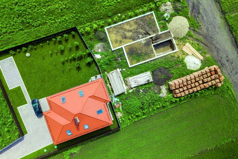 Mimo ograniczonej przestrzeni można na wąskiej działce zbudować funkcjonalny dom. Kluczem jest mądre wykorzystanie każdego centymetra