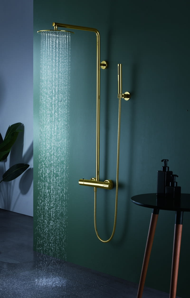 Kolumna natryskowa termostatyczna, 2-funkcyjna, z zestawem natryskowym i deszczownicą zapewni przyyjemną kąpiel. Złoty kolor to wciąż numer jeden w aranżacji