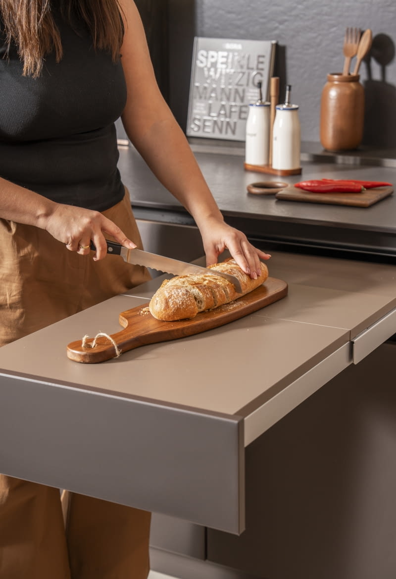 Nowoczesne rozwiązania, np. mechanizm Chefs Table, pomagają, gdy brakuje miejsca na odpowiednio dużą przestrzeń roboczą – wystarczy wysunąć front szafki, by zyskać dodatkowy kawałek blatu.