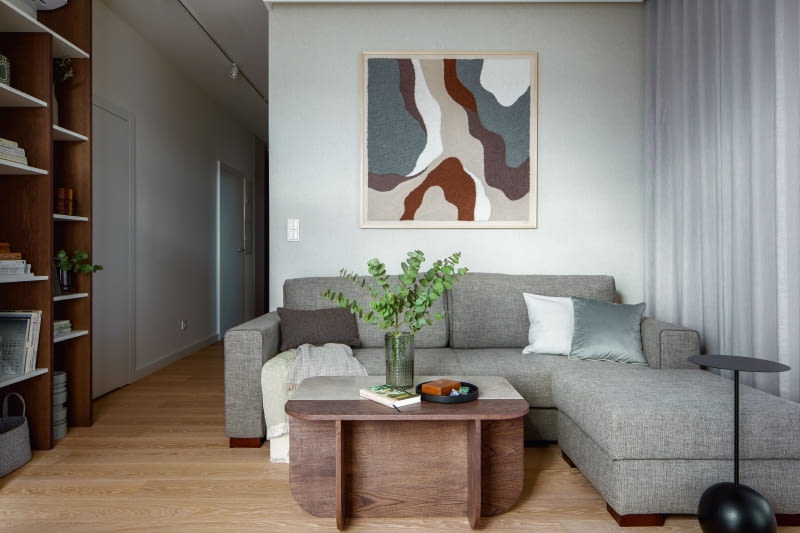 W salonie stanęła sofa marki Aris. Czarny, metalowy stolik kawowy to produkt marki Salak. Stolik drewniany powstał według projektu Joanny Sztorch-Wysockiej. W salonie stanęła sofa marki Aris. Czarny, metalowy stolik kawowy to produkt marki Salak. Stolik drewniany powstał według projektu Joanny Sztorch-Wysockiej.