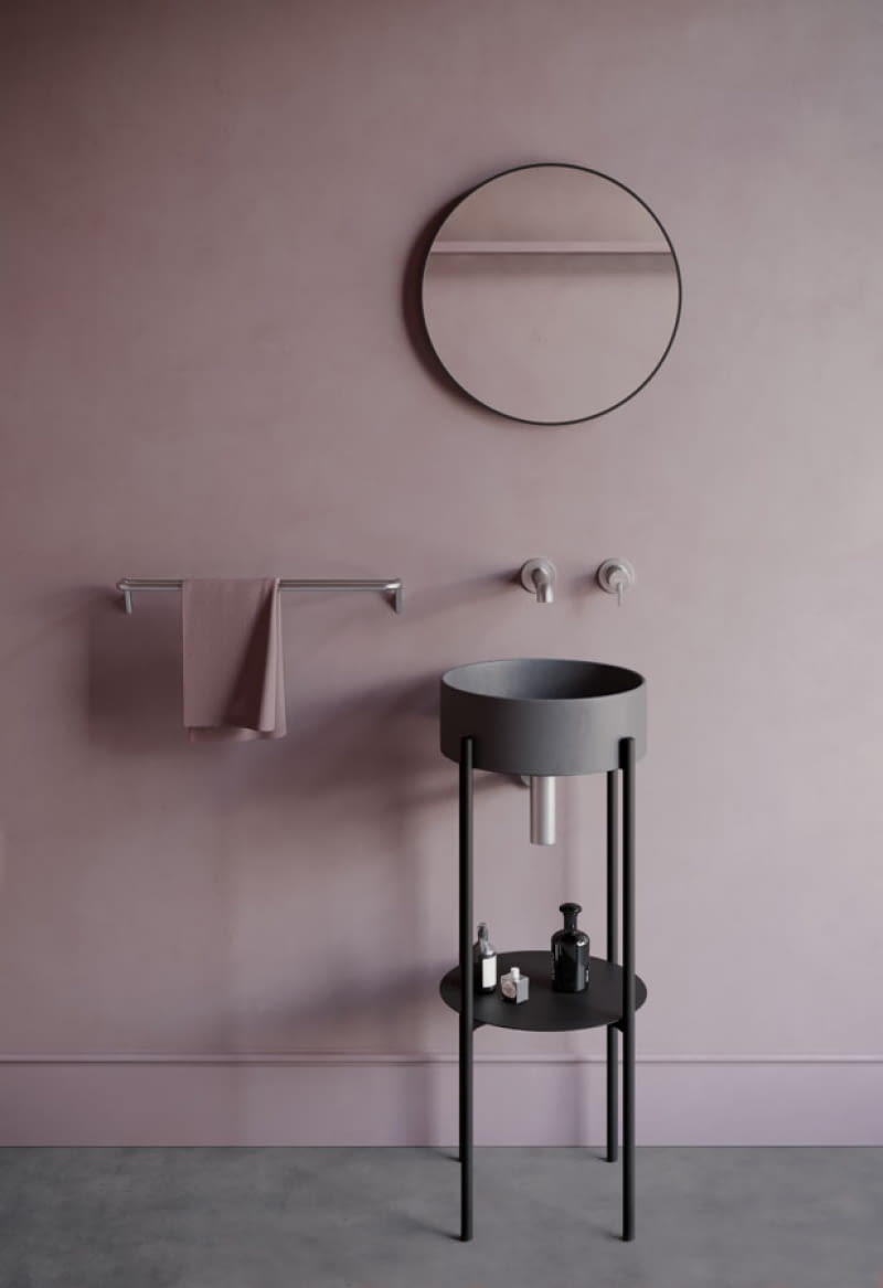 Minimalistyczny design konsoli podkreśla łagodne linie umywalki, dodając łazience lekkości i subtelności. Czarne, matowe wykończenie sprawdzi się w surowym, loftowym wnętrzu, Silia