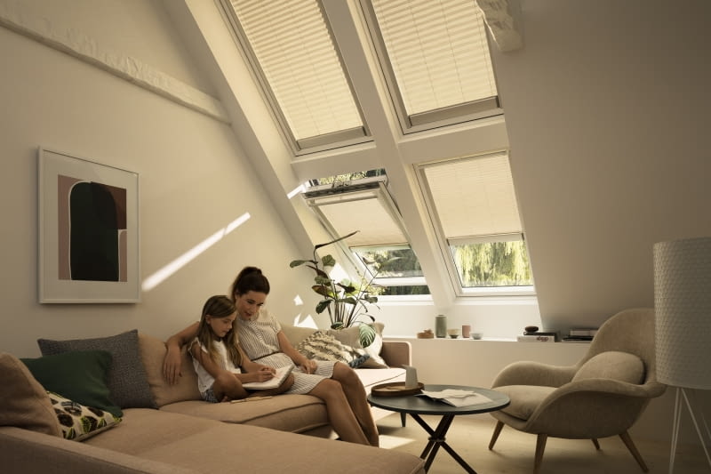 Roleta plisowana VELUX subtelnie rozprasza światło i zapewnia prywatność. Można ją zatrzymać w dowolnym miejscu regulując jej położenie za pomocą dolnej i górnej prowadnicy. velux