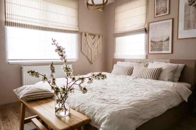 Łóżko przy oknie Łóżko przy oknie