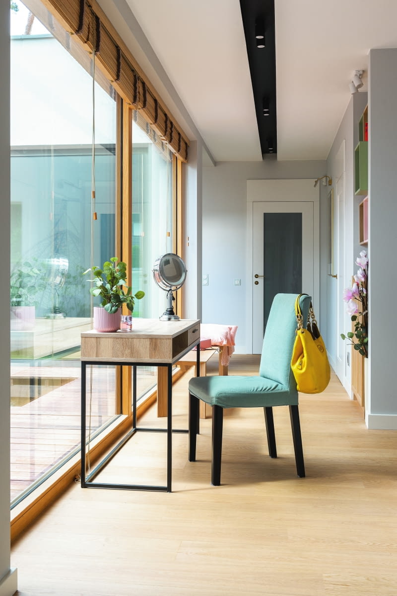 Wbrew pozorom duże przeszklenia – zarówno zimą, jak i latem – pod względem termicznym są rozwiązaniem niezwykle korzystnym dla mieszkańców Wbrew pozorom duże przeszklenia – zarówno zimą, jak i latem – pod względem termicznym są rozwiązaniem niezwykle korzystnym dla mieszkańców