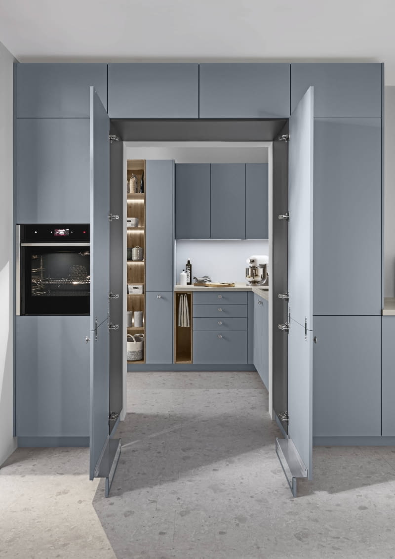 W praktyce duża powierzchnia również wiąże się z pewnymi umiejętnościami organizacyjnymi – tu oryginalne rozwiązanie, czyli ukryte przejście do „brudnej” części kuchni. W praktyce duża powierzchnia również wiąże się z pewnymi umiejętnościami organizacyjnymi – tu oryginalne rozwiązanie, czyli ukryte przejście do „brudnej” części kuchni.