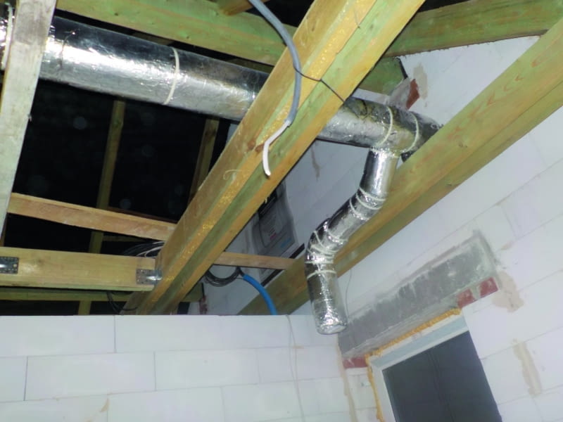 Aby nie dochodziło do „pocenia się” instalacji ułożonej ze sztywnych  rur ocynkowanych typu spiro, należy je koniecznie dokładnie zaizolować np. wełną mineralną