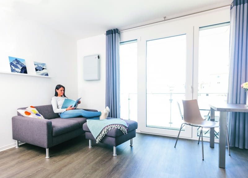 Wentylację mechaniczną decentralną zwykle stosuje się w zamieszkałych już domach, gdyż  jej zamontowanie wymaga mniejszego zakresu prac, niż systemu standardowego