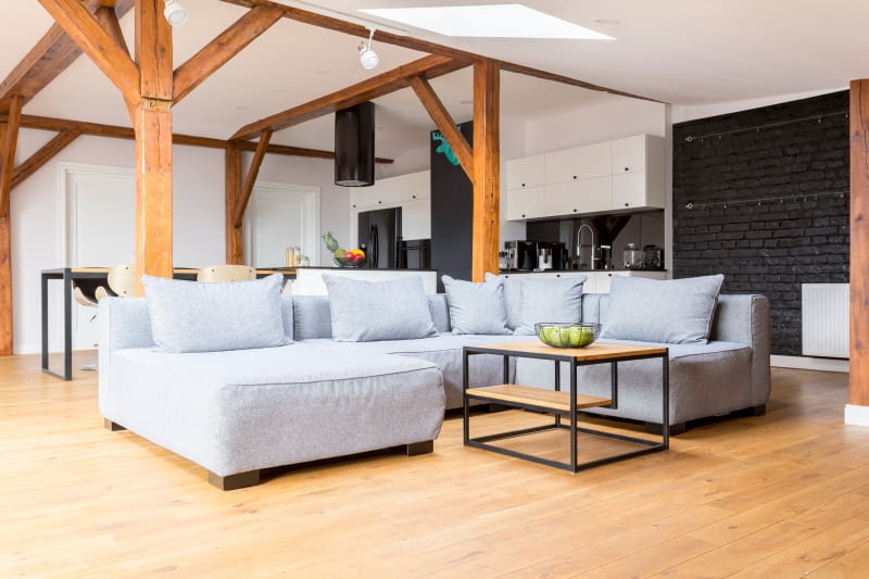 Elementy konstrukcyjne w aranżacji salonu