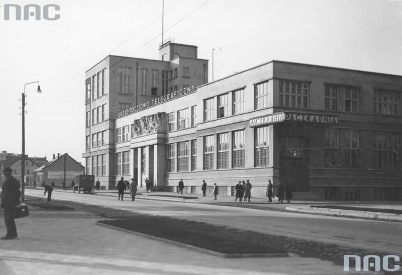 Urząd pocztowo-telegraficzny przy ulicy 10 lutego w Gdyni. Rok 1928 Urząd pocztowo-telegraficzny przy ulicy 10 lutego w Gdyni. Rok 1928
