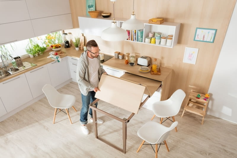 Czym zastąpić stół jadalniany? Blat chowany w zabudowie meblowej