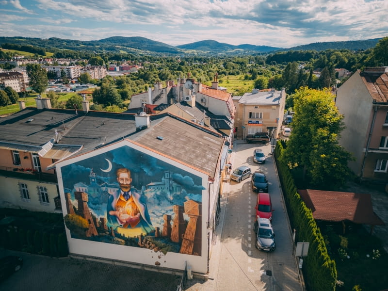 Mural na ścianie Muzeum Regionalnego PTTK „Geniusz z Miasta Światła”, poświęcony Ignacemu Łukasiewiczowi, Mural na ścianie Muzeum Regionalnego PTTK „Geniusz z Miasta Światła”, poświęcony Ignacemu Łukasiewiczowi,