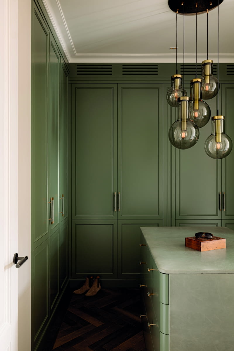 Różne odcienie zieleni, złote akcenty i dekoracje zapewniają nostalgiczny wygląd, który został celowo zakłócony przez nowoczesne elementy wystroju.