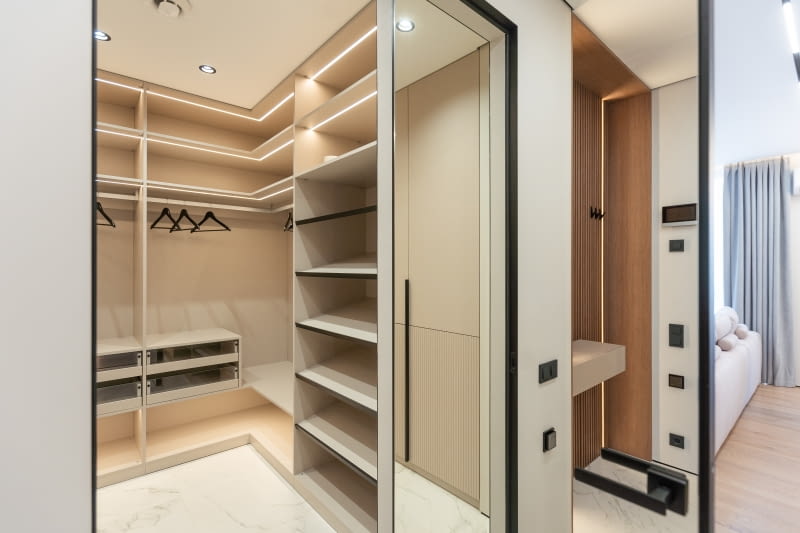 Proste triki, które pomogą utrzymać porządek w szafie Proste triki, które pomogą utrzymać porządek w szafie