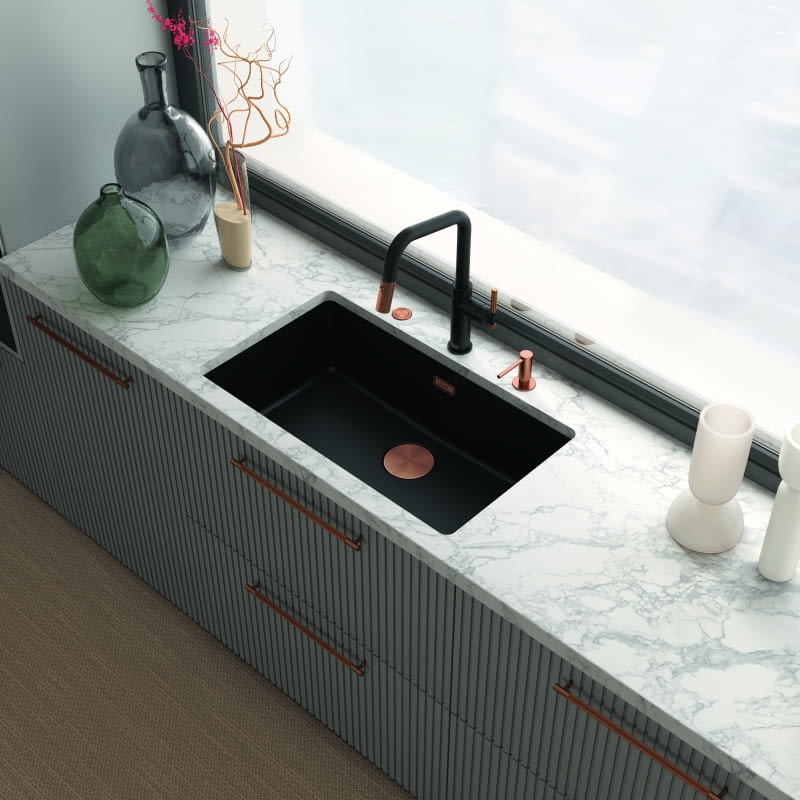 Bateria idealna do nowoczesnej kuchni – łączy dopracowane, elegancko ryflowane detale o biżuteryjnym charakterze z zaawansowaną funkcjonalnością.