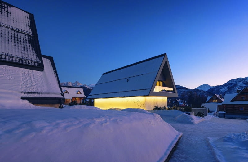 Miejscowy plan mocno ograniczał ingerencję w tradycyjną bryłę, a jednak architektowi udało się stworzyć coś, co wygląda jak wielki lampion albo nakryta potężną czapą dachu efektowna bryła lodu. Miejscowy plan mocno ograniczał ingerencję w tradycyjną bryłę, a jednak architektowi udało się stworzyć coś, co wygląda jak wielki lampion albo nakryta potężną czapą dachu efektowna bryła lodu.