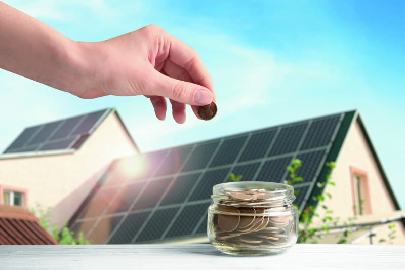 Mimo że ceny samych paneli PV znacząco spadły w ostatnich latach, inwestycja w fotowoltaikę nadal wiąże się ze sporym wydatkiem. Aby go obniżyć, warto skorzystać z dostępnych form wsparcia publicznego Mimo że ceny samych paneli PV znacząco spadły w ostatnich latach, inwestycja w fotowoltaikę nadal wiąże się ze sporym wydatkiem. Aby go obniżyć, warto skorzystać z dostępnych form wsparcia publicznego