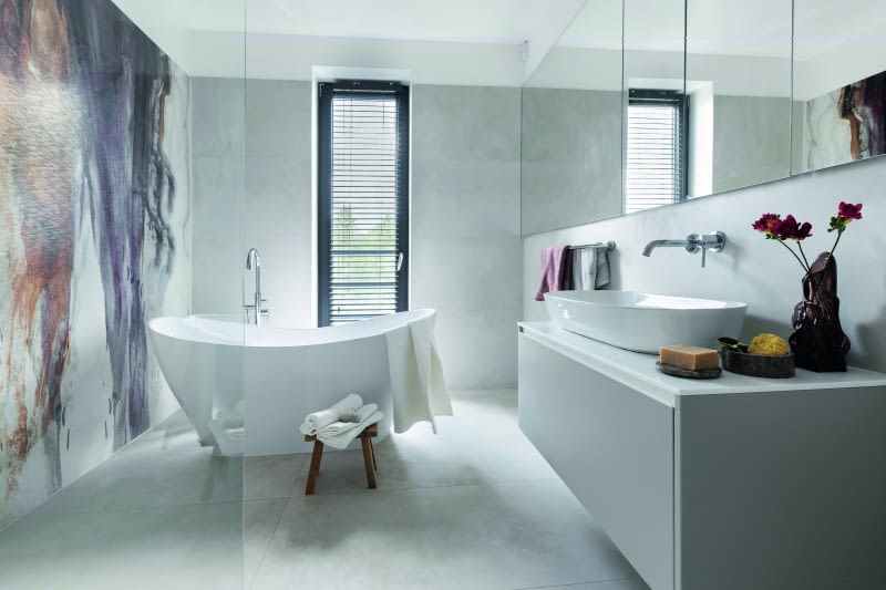 Zamiłowanie do wielkopowierzchniowych malowideł przejawia się również w łazience, usytuowanej na piętrze. To pomysł pani Edyty – od początku ta ściana miała być wyrazista i padło  na specjalną tapetę. Z pewnością przyczynia się ona do urozmaicenia monotonii codziennego  dbania o higienę