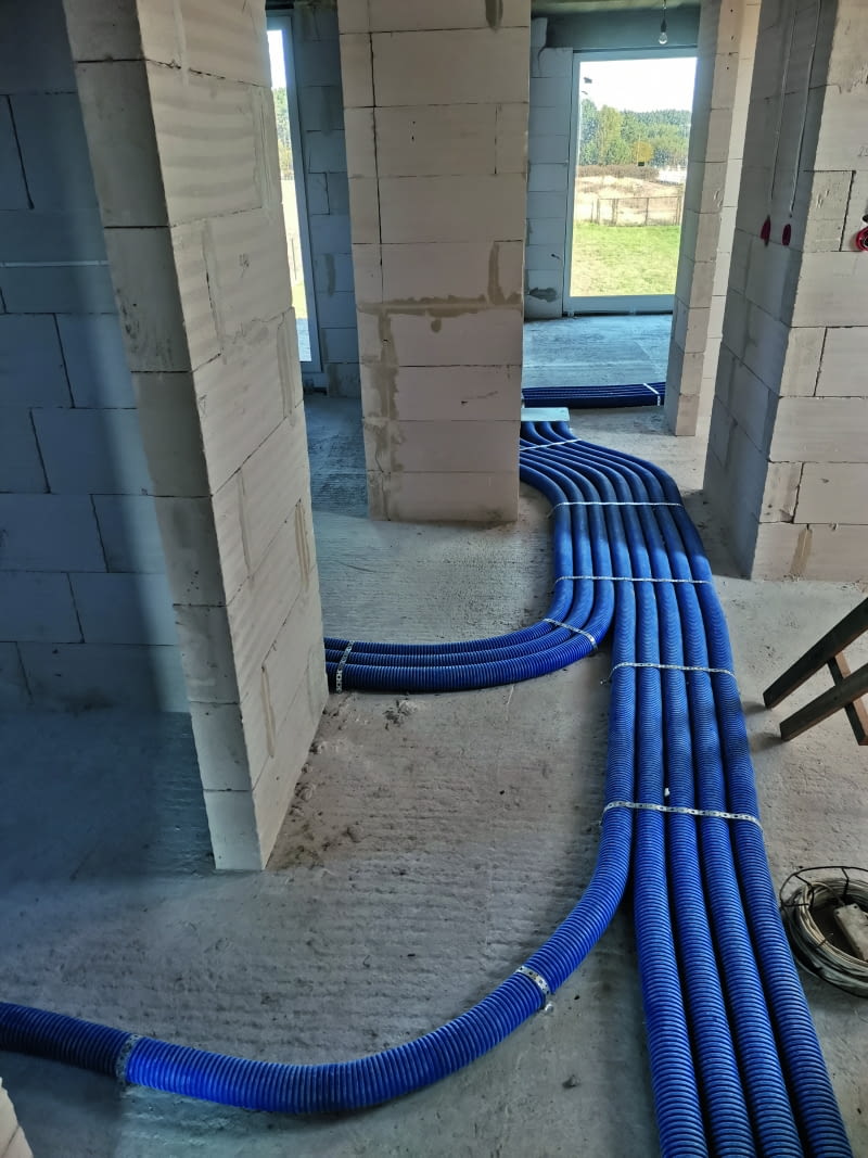 Przewody  ze wzmocnionego  polietylenu PE-HD  można układać  na stopach  zalewanych  betonem