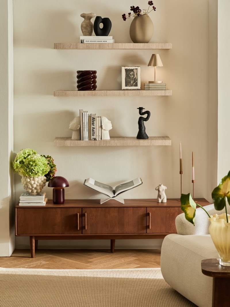 Niska szafka może zdobić wnętrze, nawet gdy w salonie nie ma telewizora. Nad nią można powiesić obraz lub półki. Tutaj model Paul Westwing Collection.
