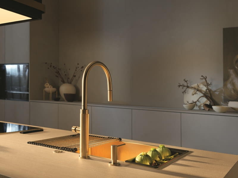 Złote baterie są efektowne i wyraziste, doskonale przełamują monochromatyczny wystrój i dodają luksusowego charakteru pomieszczeniu.