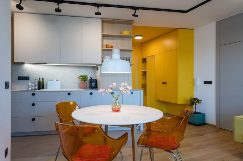 Mieszkanie z żółtą ścianą