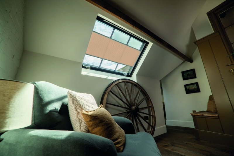 Zasłaniając okno dachowe roletą APS zapewniamy sobie prywatność oraz ochronę przed promieniami UV.