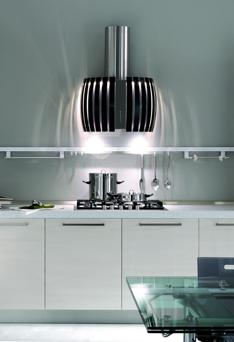 Diody LED oświetlą jasnym światłem przestrzeń znajdującą się bezpośrednio pod okapem. Diody LED oświetlą jasnym światłem przestrzeń znajdującą się bezpośrednio pod okapem.