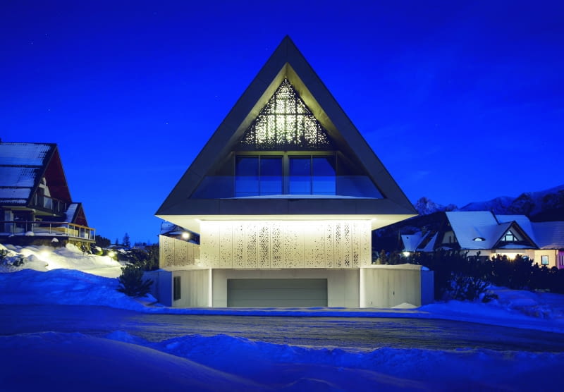 Budynek od drugiej strony – wjazdu na działkę, a konkretnie do aż czterostanowiskowego garażu. Budynek od drugiej strony – wjazdu na działkę, a konkretnie do aż czterostanowiskowego garażu.