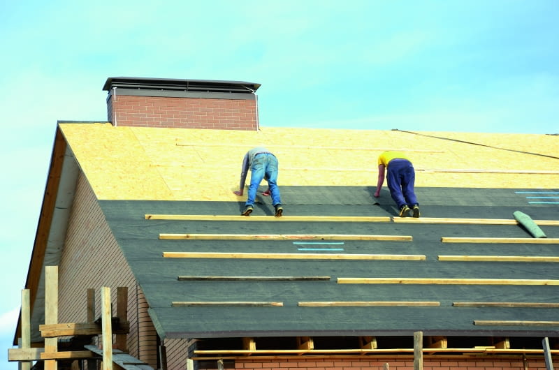 Na sztywnym poszyciu układa się materiał hydroizolacyjny. Tradycyjnie jest to papa podkładowa,  najlepiej o grubości 3-5 mm, zbrojona tkaniną szklaną lub poliestrową, modyfikowana SBS