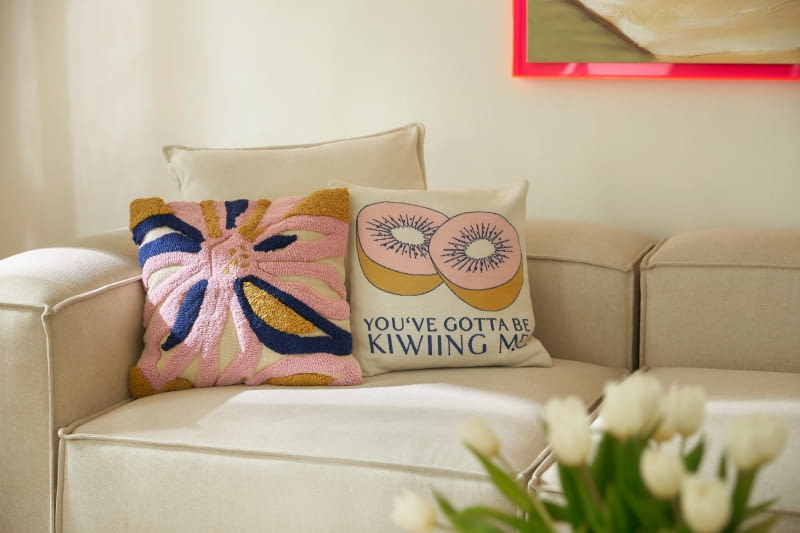 Wzory owoców i warzyw warto połączyć z kwiatowymi, dokładnie tak, jak to dzieje się w ogrodzie.