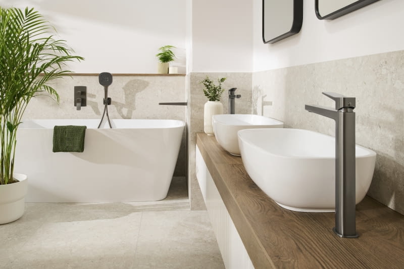 Jak łączyć gun metal z płytkami i meblami?