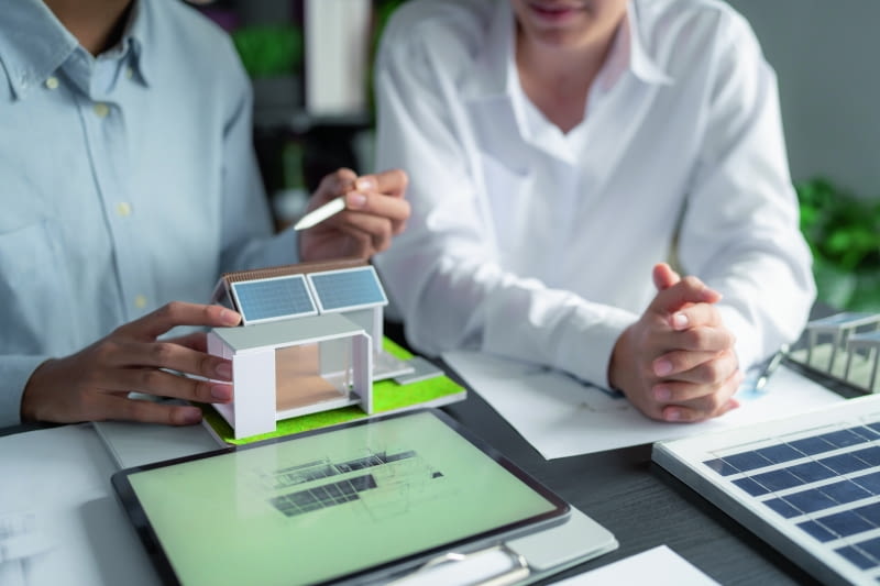 Budując lub modernizując dom, warto skonsultować wybór instalacji OZE, aby precyzyjnie dopasować je do parametrów budynku oraz indywidualnych potrzeb użytkownika Budując lub modernizując dom, warto skonsultować wybór instalacji OZE, aby precyzyjnie dopasować je do parametrów budynku oraz indywidualnych potrzeb użytkownika