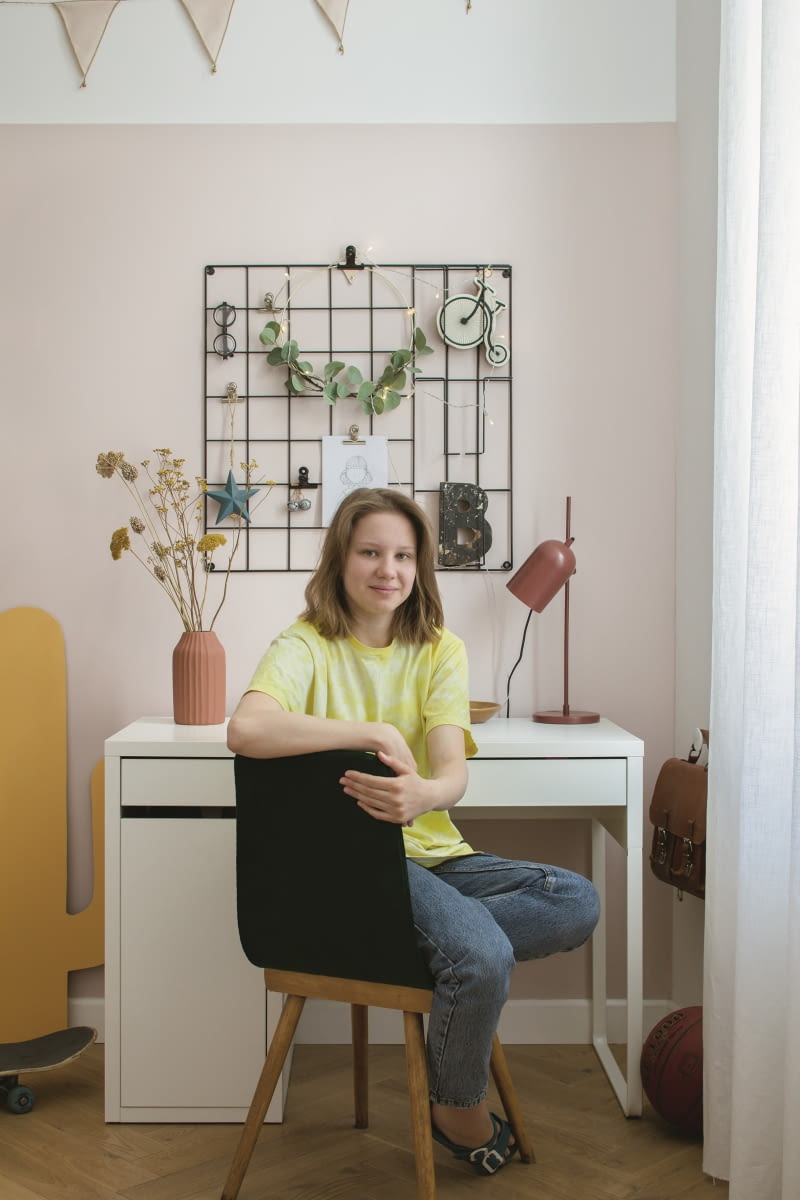 Nad białym biurkiem Magda umieściła metalową kratkę pełniącą funkcję moodboardu. Blanka wiesza na niej drobne dekoracje, notatki, okulary i wszystko, co inspiruje oraz jest ważne dla właścicielki tej przestrzeni. Nad białym biurkiem Magda umieściła metalową kratkę pełniącą funkcję moodboardu. Blanka wiesza na niej drobne dekoracje, notatki, okulary i wszystko, co inspiruje oraz jest ważne dla właścicielki tej przestrzeni.