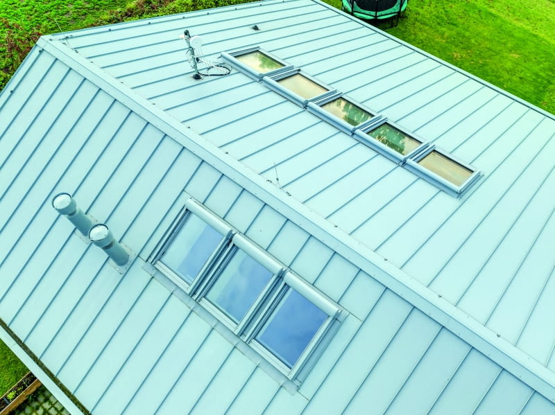 Każde okno dachowe wyposażone jest szyby zespolone, czyli pakiety szybowe składające się zazwyczaj z trzech lub czterech tafli szkła  oddzielonych ciepłymi ramkami dystansowymi