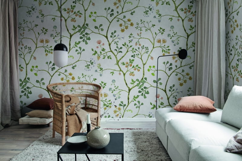 Fototapeta Song Tree Pearl przedstawia delikatny kwiatowy wzór na jasnym tle. Sprawdzi się we wnętrzach vintage, boho, skandynawskich czy z nutą rustykalną.