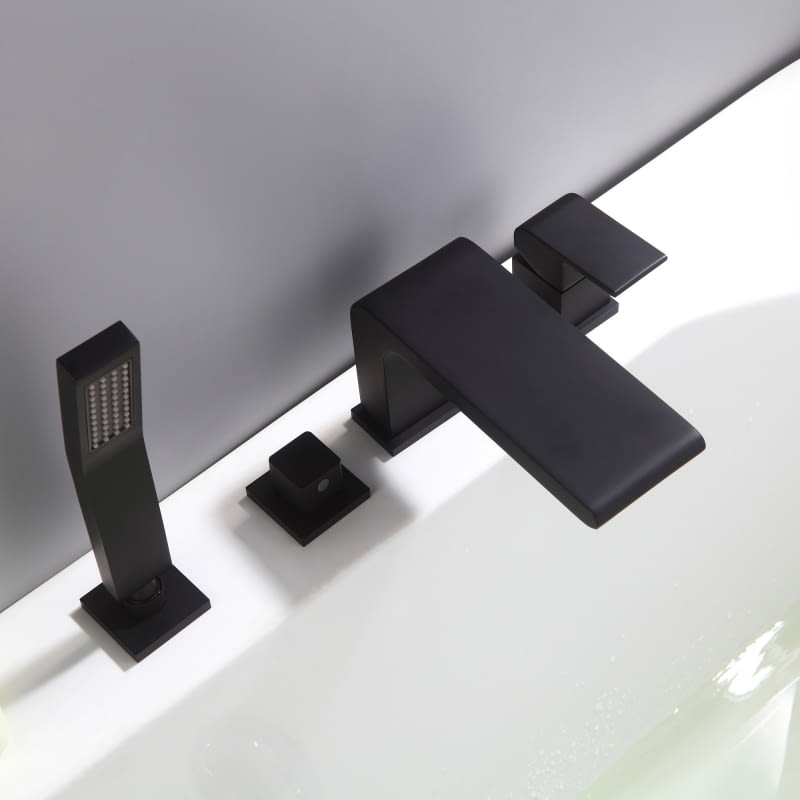 Designerska 4-otworowa czarna bateria z mieszaczem do zamontowania na brzegu wanny będzie pasować do wnętrz w różnych stylach, np. loftowych czy minimalistycznych.