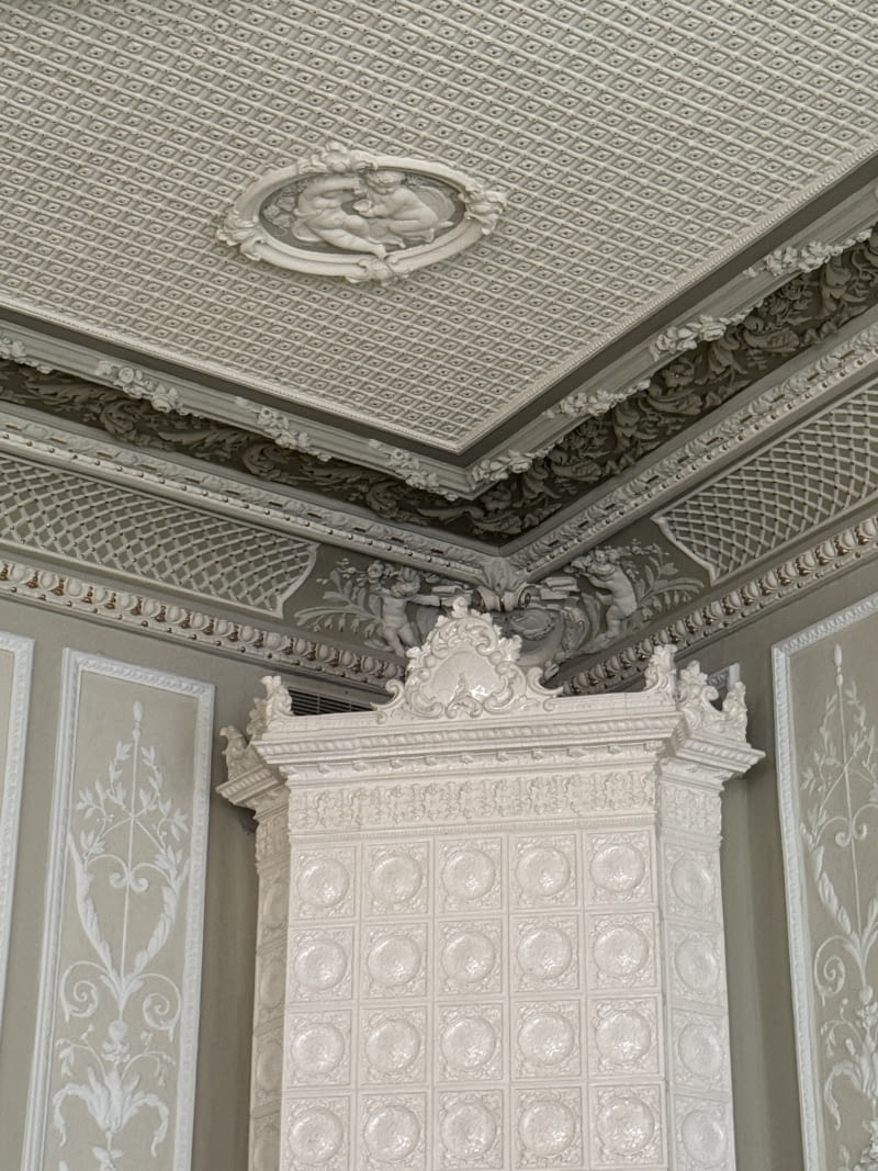 Mieszkanie z piecem kaflowym w starej kamienicy