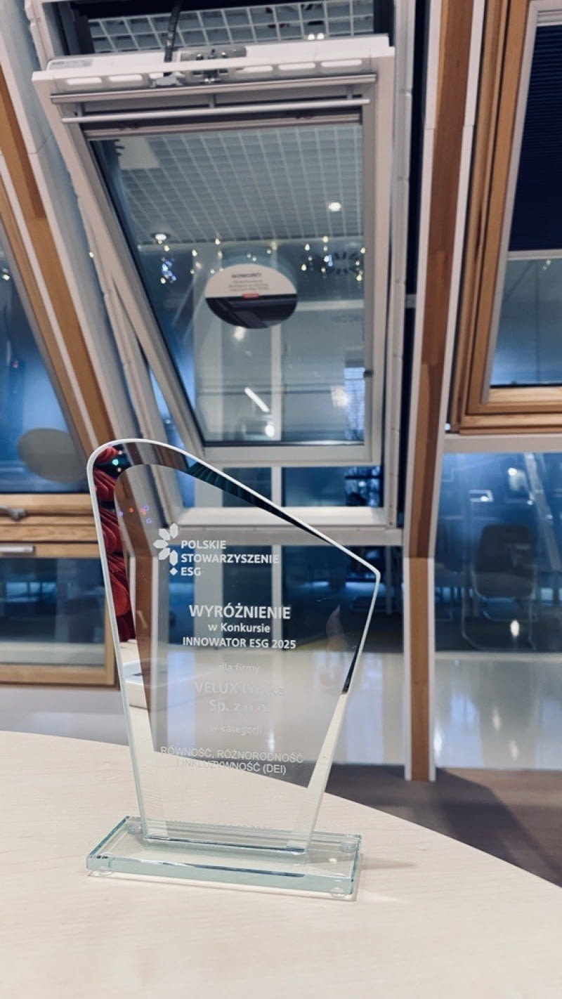 Statuetka Innowator ESG dla VELUX Polska Statuetka Innowator ESG dla VELUX Polska