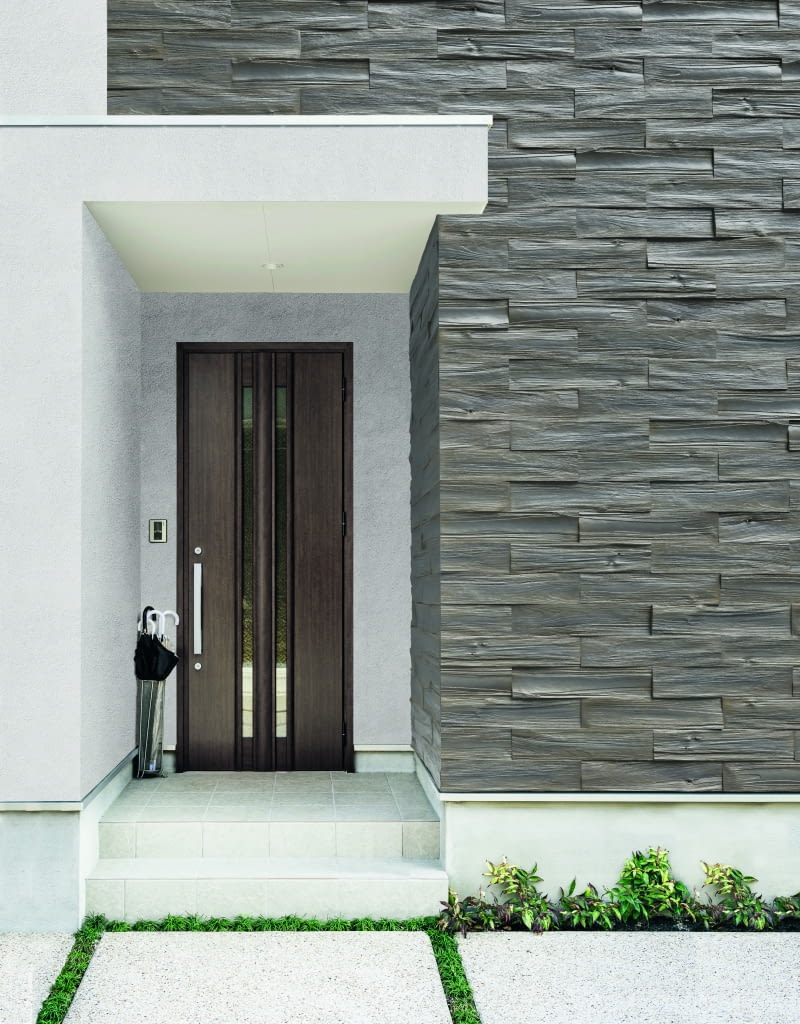 Elewacja kamienna może być wykonana na  bardzo wiele sposobów. Podjęcie wyboru  ułatwia bogata oferta rynkowa zarówno płytek z kamienia, jak i kamieniopodobnych