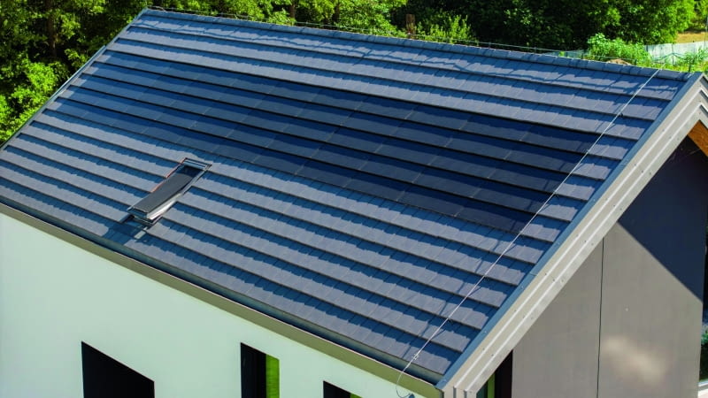 Kształt panela fotowoltaicznego oraz jego kolor nawiązuje do najczęściej wybieranej przez inwestorów palety barw, dzięki czemu estetyka dachu nie zostaje zaburzona