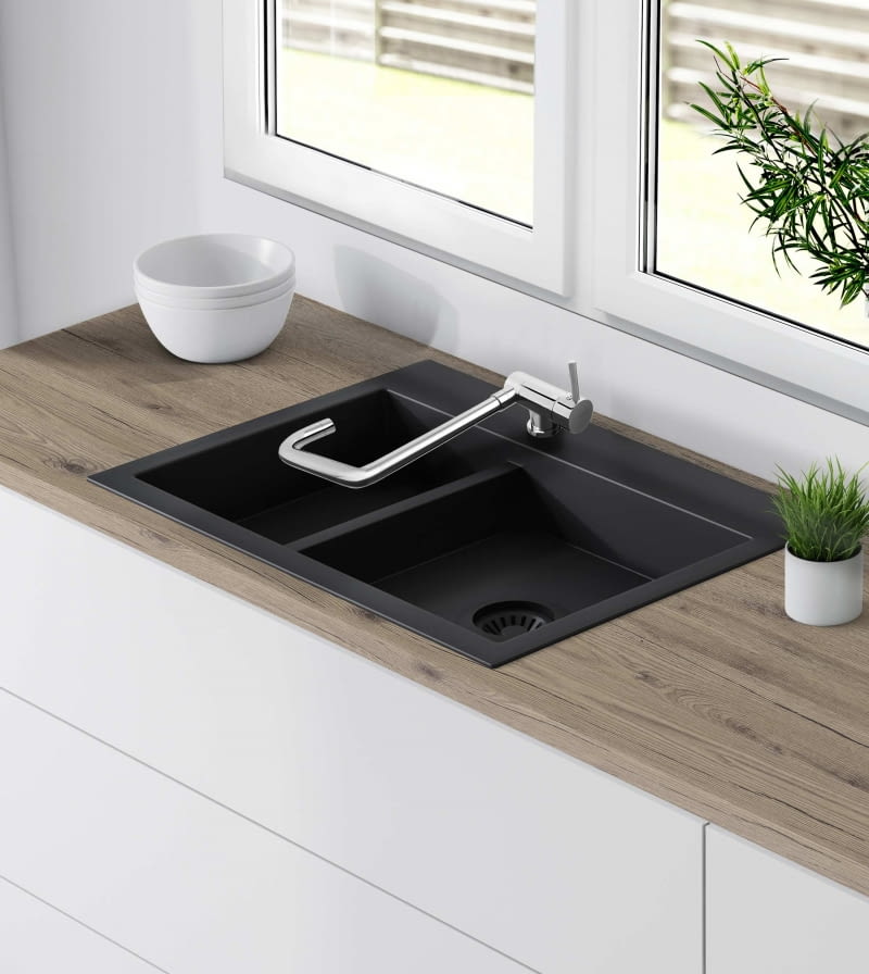 Połączenie elegancji i przemyślanej funkcjonalności – składana wylewka to idealne rozwiązanie do kuchni z oknem nad zlewem, wystarczy ją złożyć, by bez przeszkód otworzyć skrzydło okna.