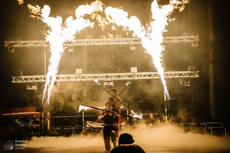 Niepowtarzalną atmosferę festiwalu, wzorem ubiegłych lat, będą tworzyć instalacje, pokazy świetlne, koncerty i tańce z ogniem