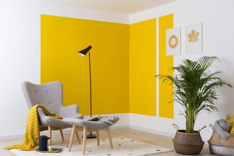 Mieszkanie z żółtą ścianą